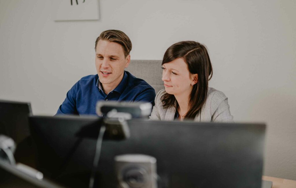 Caro und Tim: Geschäftsführer der Schreibmentoren bei der Arbeit.