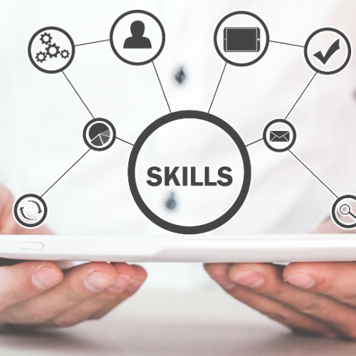 Future Skills sind ein Ensemble aus interdisziplinären Fähigkeiten, die kreatives und kritisches Denken, Problemlösung, technologische Versiertheit sowie soziale und emotionale Intelligenz umfassen, um in einer schnelllebigen und technologiegetriebenen Zukunft bestehen zu können. Sie betonen die Bedeutung von Anpassungsfähigkeit und lebenslangem Lernen, um auf die stetigen Veränderungen in der Arbeitswelt und Gesellschaft proaktiv reagieren zu können.