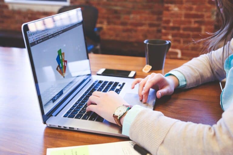 Bereite deine Bachelorarbeit Präsentation optimal vor und erfahre, wie dir professionelle PPT-Erstellung zum perfekten Vortrag verhilft.